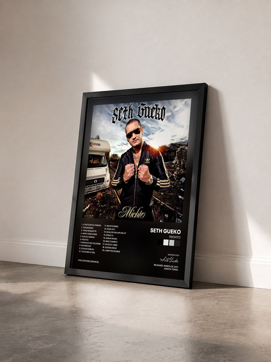 #noir Tableau de l'album Michto de Seth Gueko vu de trois quarts, cadre noir