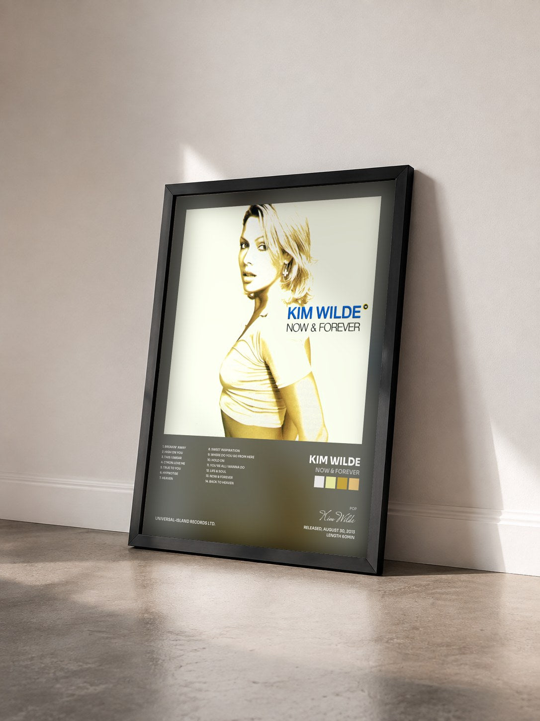 #noir Tableau de l'album Now & Forever de Kim Wilde vu de trois quarts, cadre noir