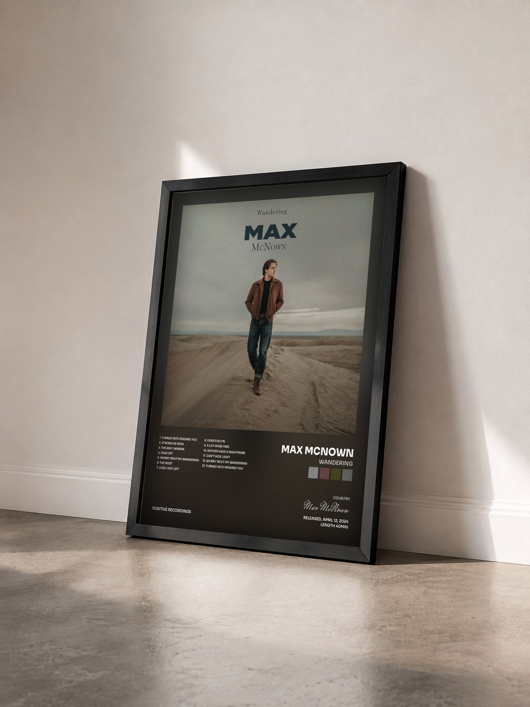 #noir Tableau de l'album Wandering de Max McNown vu de trois quarts, cadre noir