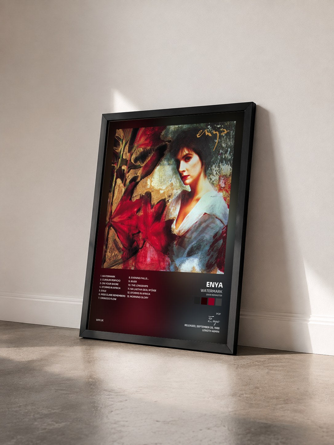#noir Tableau de l'album Watermark (2009 Remaster) de Enya vu de trois quarts, cadre noir
