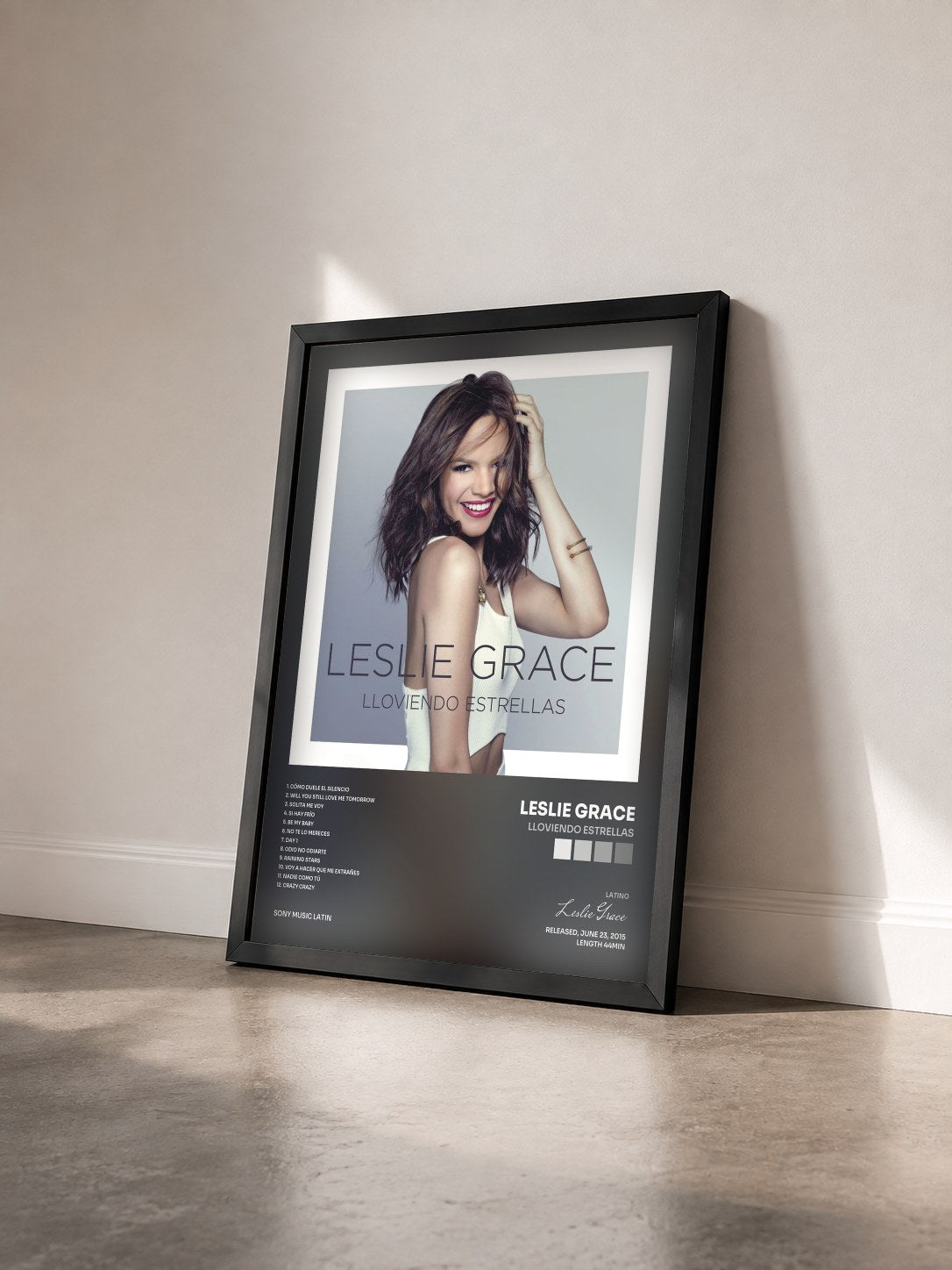 #noir Tableau de l'album Lloviendo Estrellas de Leslie Grace vu de trois quarts, cadre noir