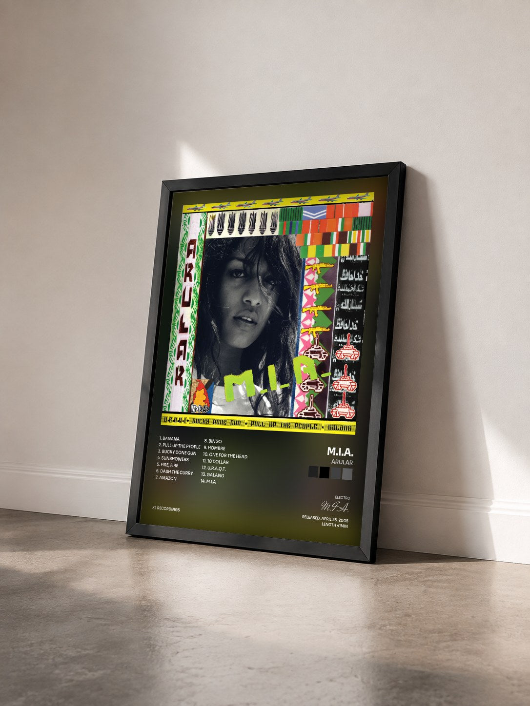 #noir Tableau de l'album Arular de M.I.A. vu de trois quarts, cadre noir