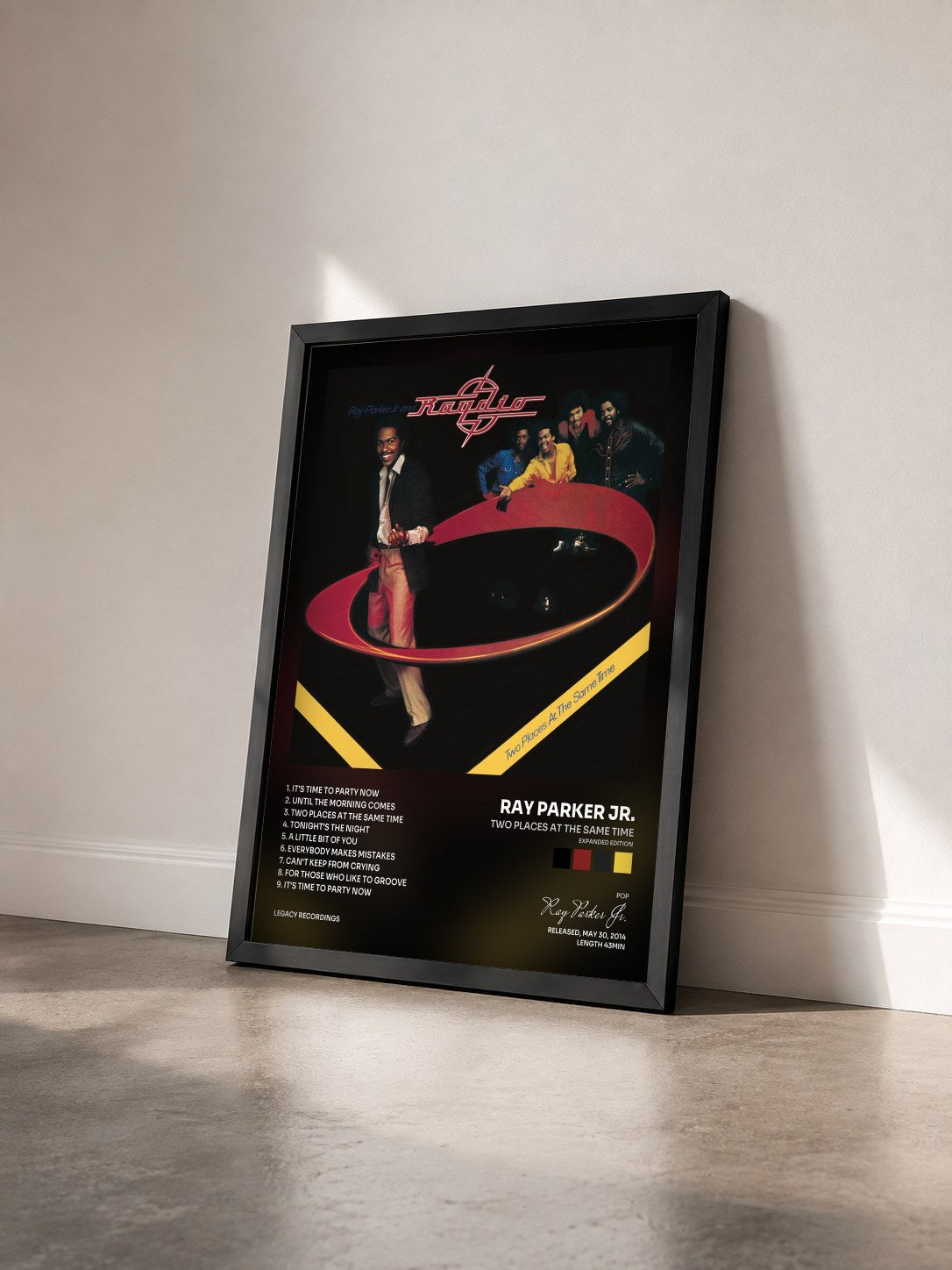 #noir Tableau de l'album Two Places at the Same Time (Expanded Edition) de Ray Parker Jr. vu de trois quarts, cadre noir