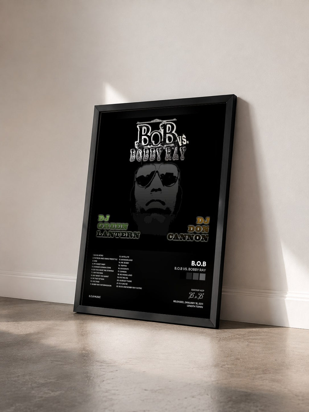 #noir Tableau de l'album B.o.B vs. Bobby Ray de B.o.B vu de trois quarts, cadre noir