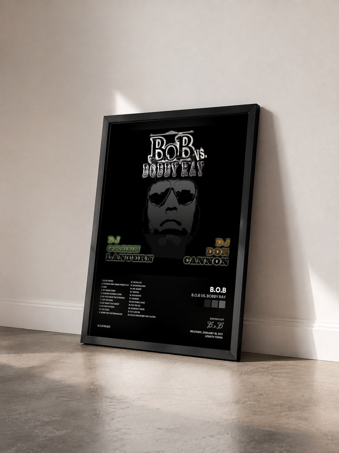#noir Tableau de l'album B.o.B vs. Bobby Ray de B.o.B vu de trois quarts, cadre noir