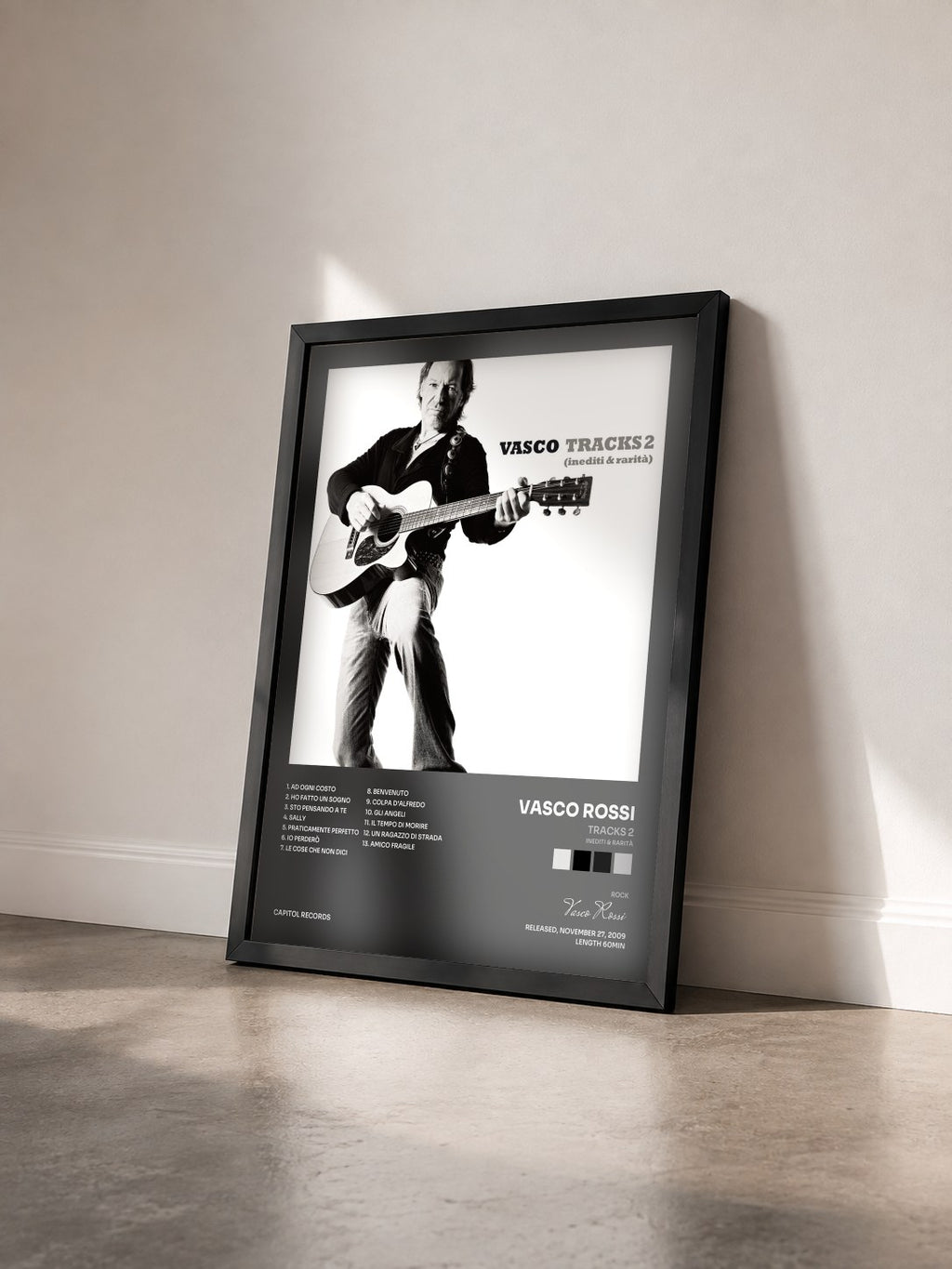 #noir Tracks 2 (Inediti & Rarità) di Vasco Rossi in stampa incorniciata vista di tre quarti, cornice nera