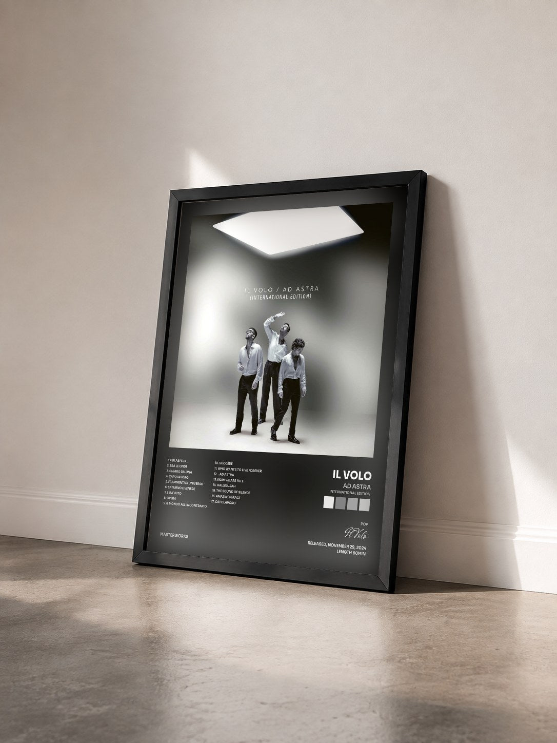 #noir Tableau de l'album Ad Astra (International Edition) de Il Volo vu de trois quarts, cadre noir