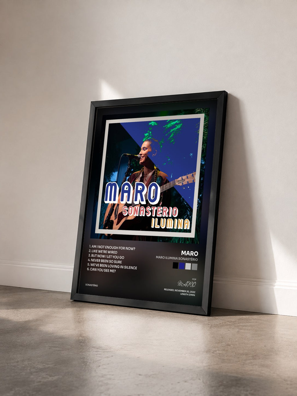 #noir Tableau de l'album MARO ilumina Sonastério de MARO vu de trois quarts, cadre noir