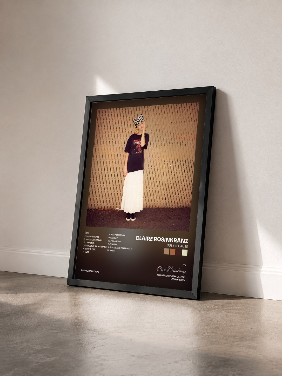 #noir Tableau de l'album Just Because de Claire Rosinkranz vu de trois quarts, cadre noir