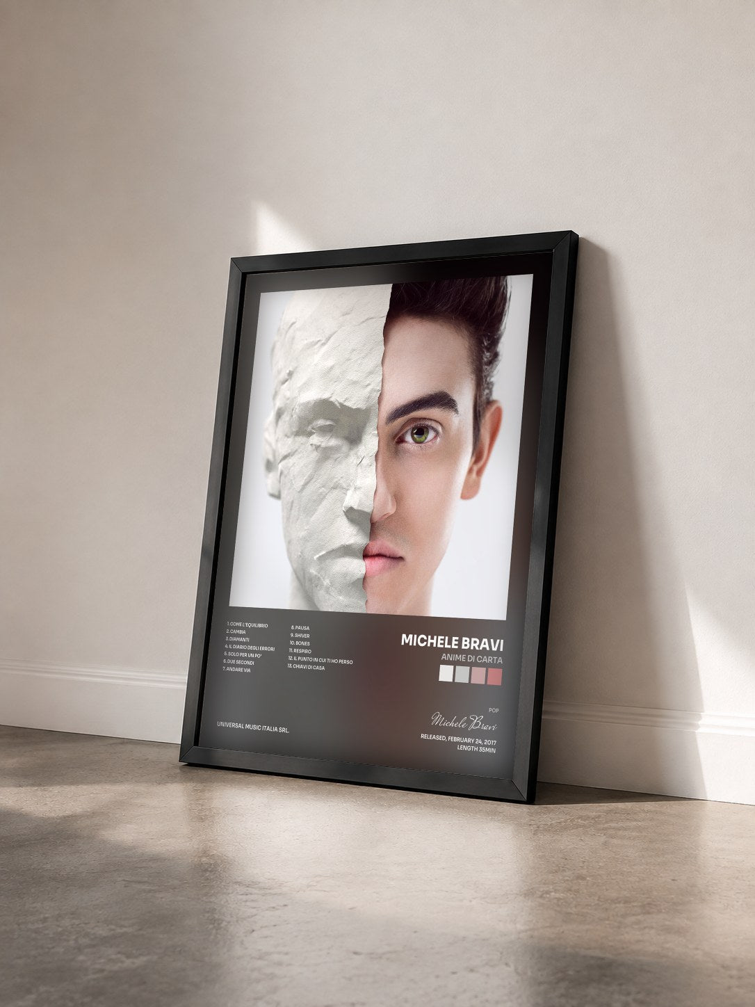 #noir Tableau de l'album Anime Di Carta de Michele Bravi vu de trois quarts, cadre noir