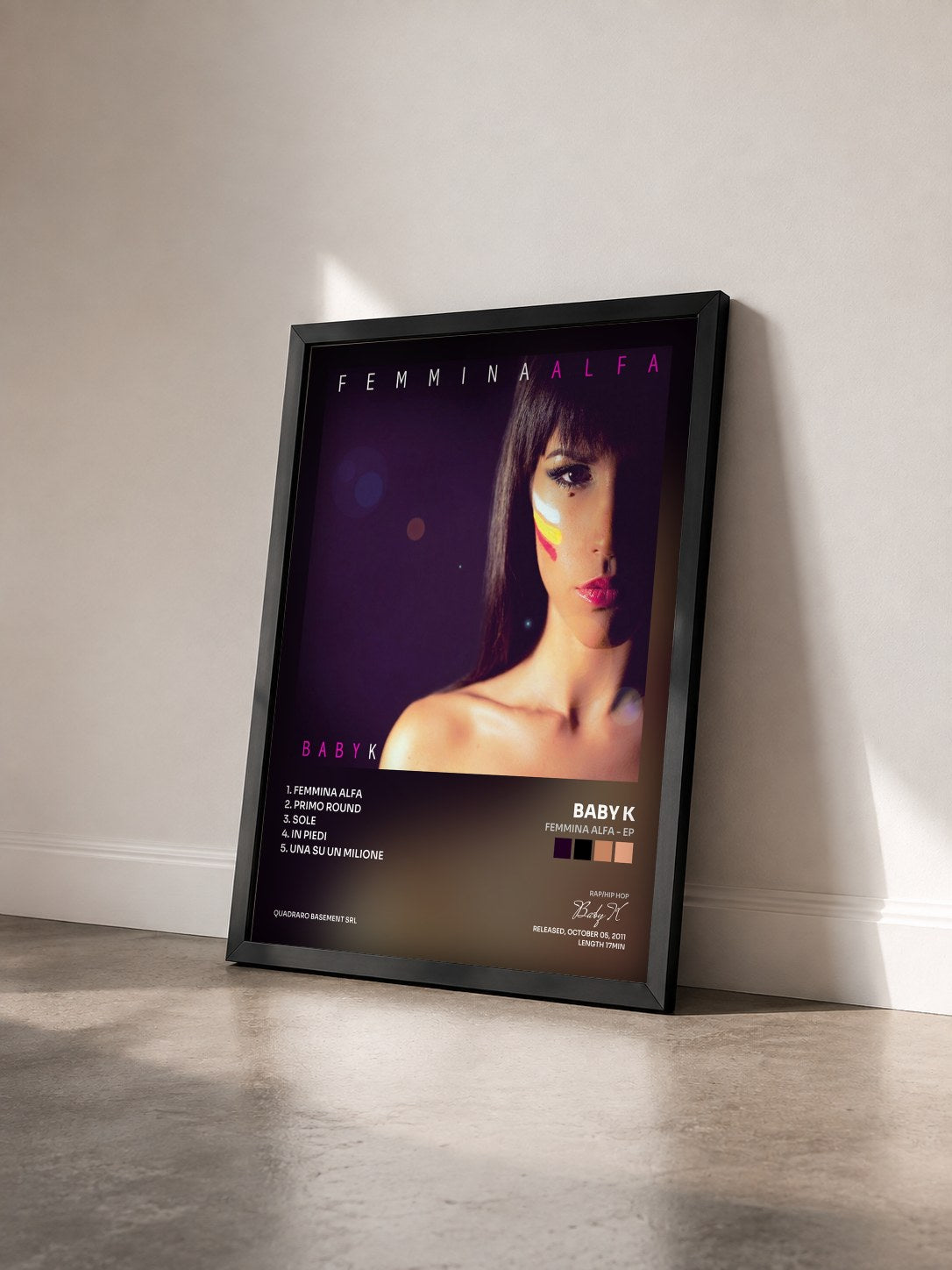 #noir Tableau de l'album Femmina Alfa - EP de Baby K vu de trois quarts, cadre noir