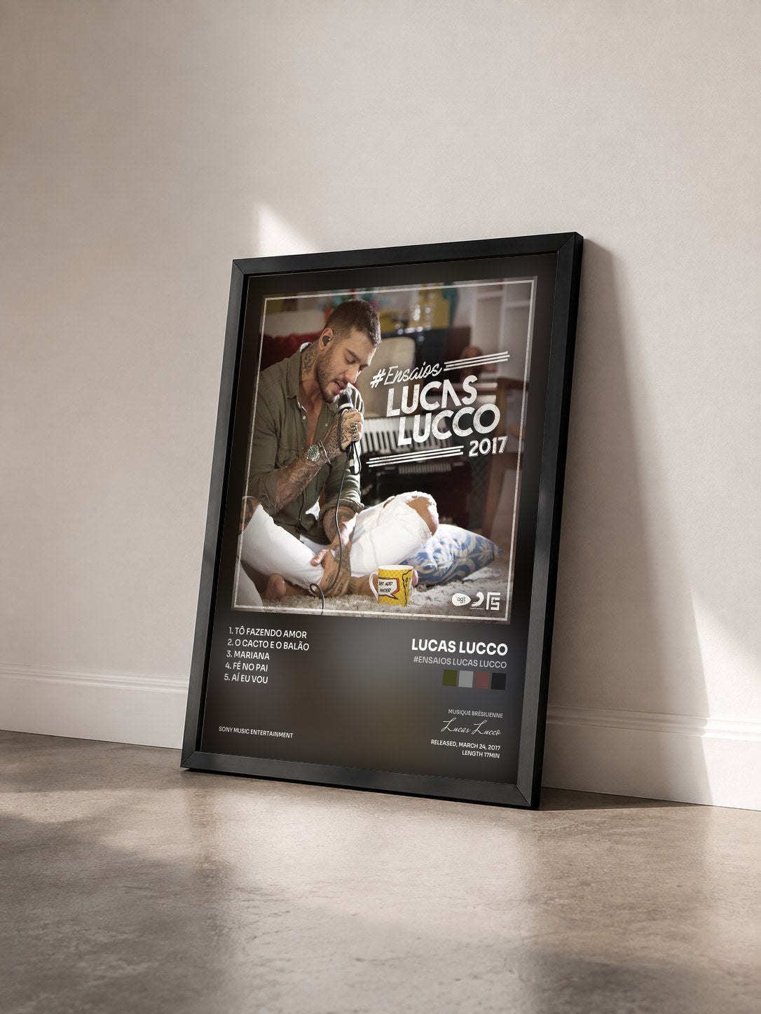 #noir Tableau de l'album #Ensaios Lucas Lucco de Lucas Lucco vu de trois quarts, cadre noir