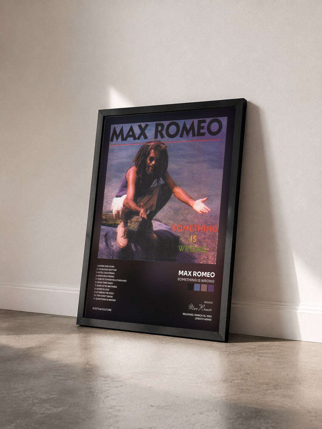 #noir Tableau de l'album Something Is Wrong de Max Romeo vu de trois quarts, cadre noir