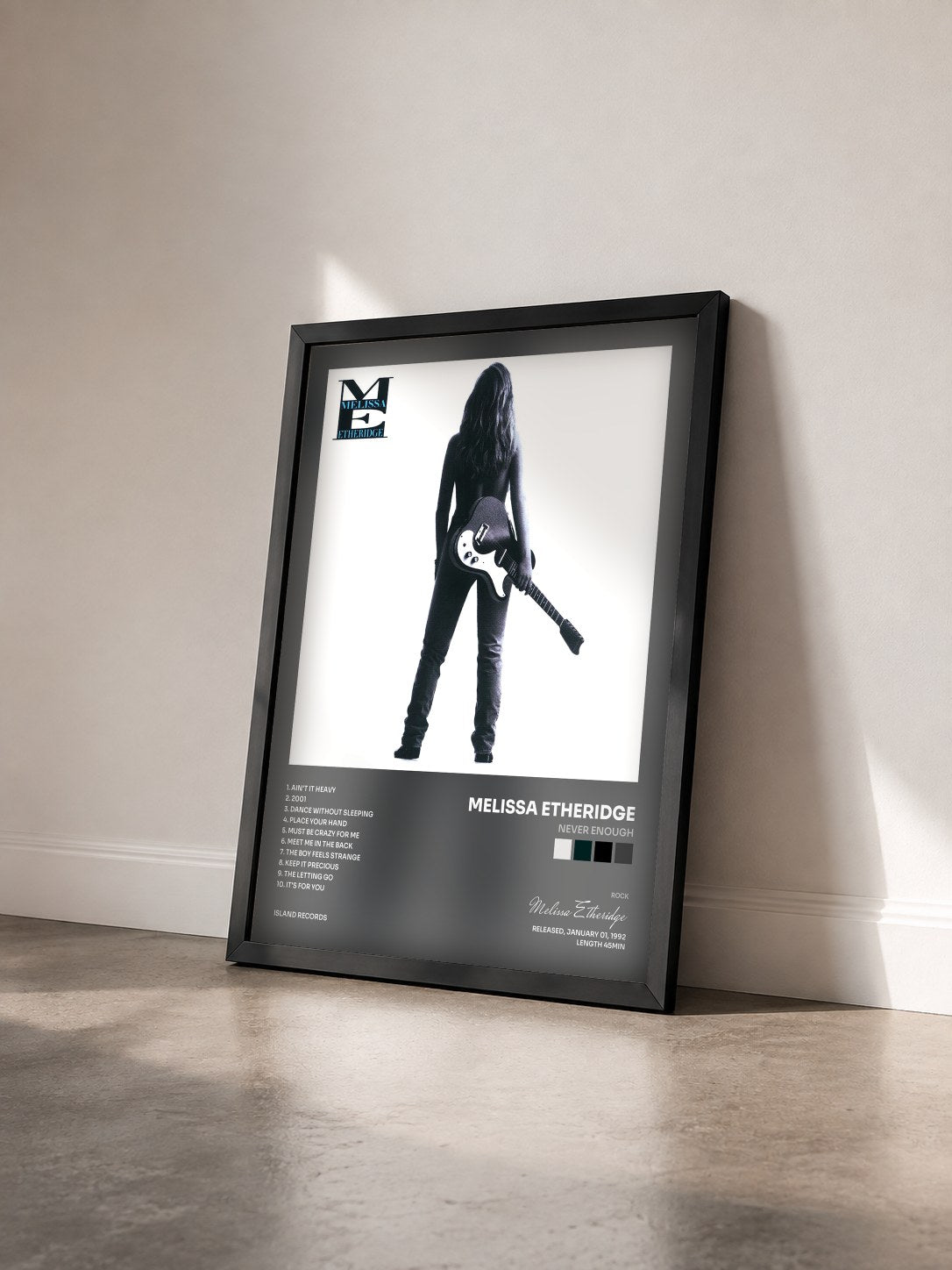 #noir Tableau de l'album Never Enough de Melissa Etheridge vu de trois quarts, cadre noir