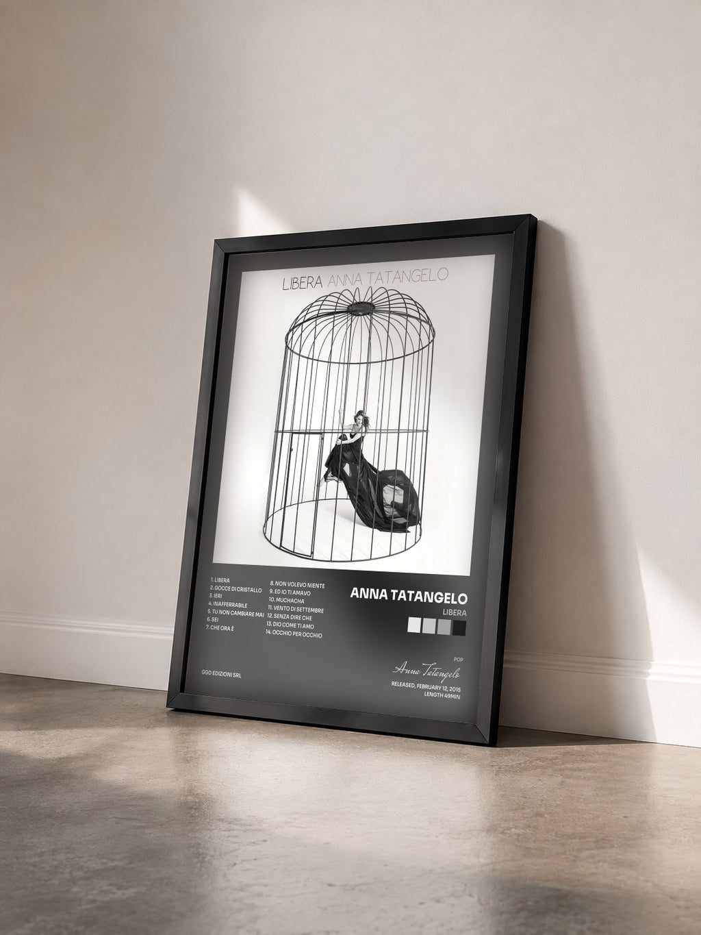 #noir Tableau de l'album Libera de Anna Tatangelo vu de trois quarts, cadre noir