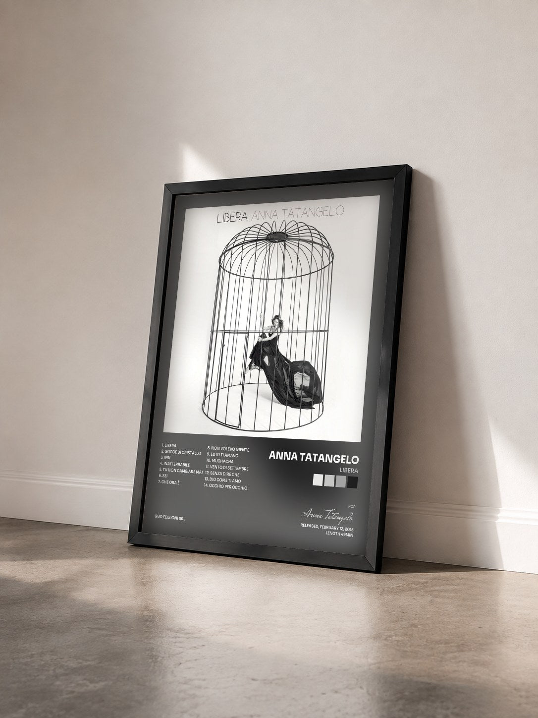 #noir Tableau de l'album Libera de Anna Tatangelo vu de trois quarts, cadre noir