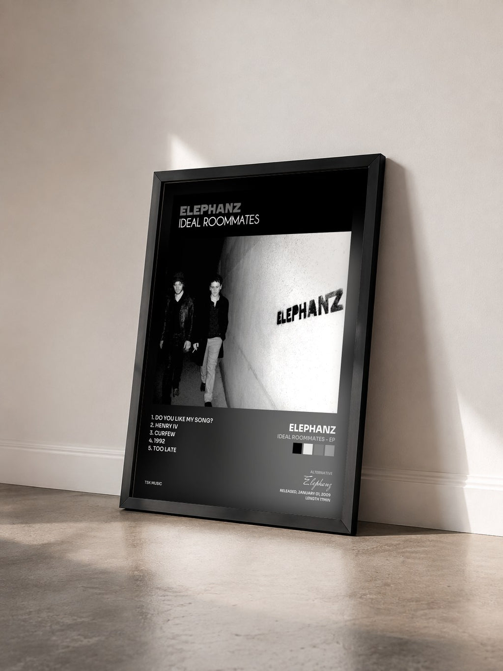 #noir Tableau de l'album Ideal Roommates - EP de Elephanz vu de trois quarts, cadre noir