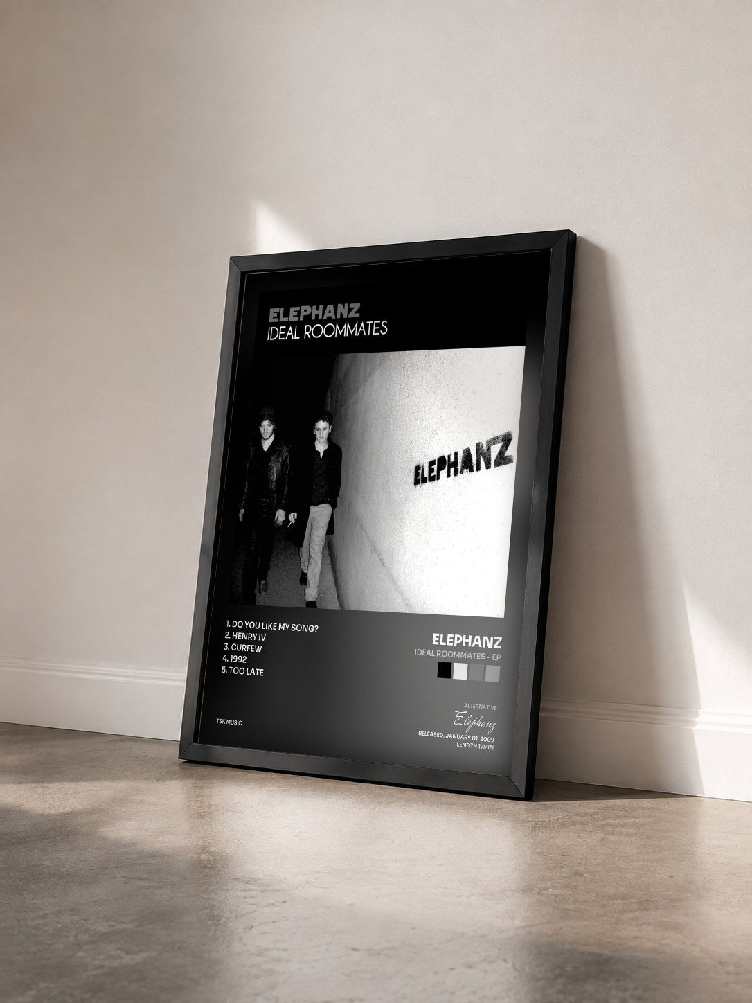 #noir Tableau de l'album Ideal Roommates - EP de Elephanz vu de trois quarts, cadre noir