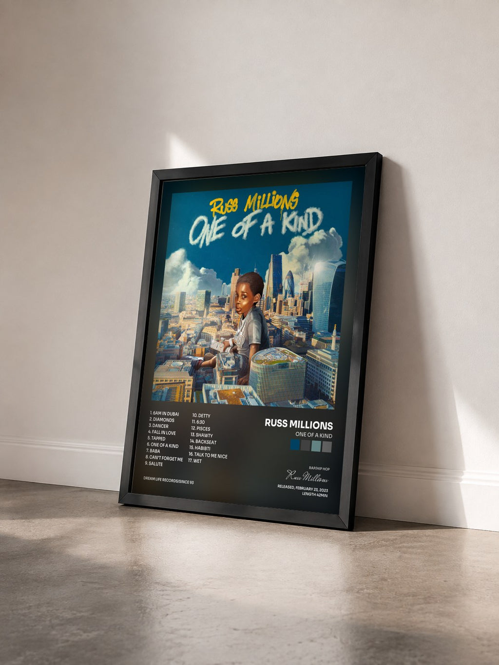 #noir Tableau de l'album One Of A Kind de Russ Millions vu de trois quarts, cadre noir