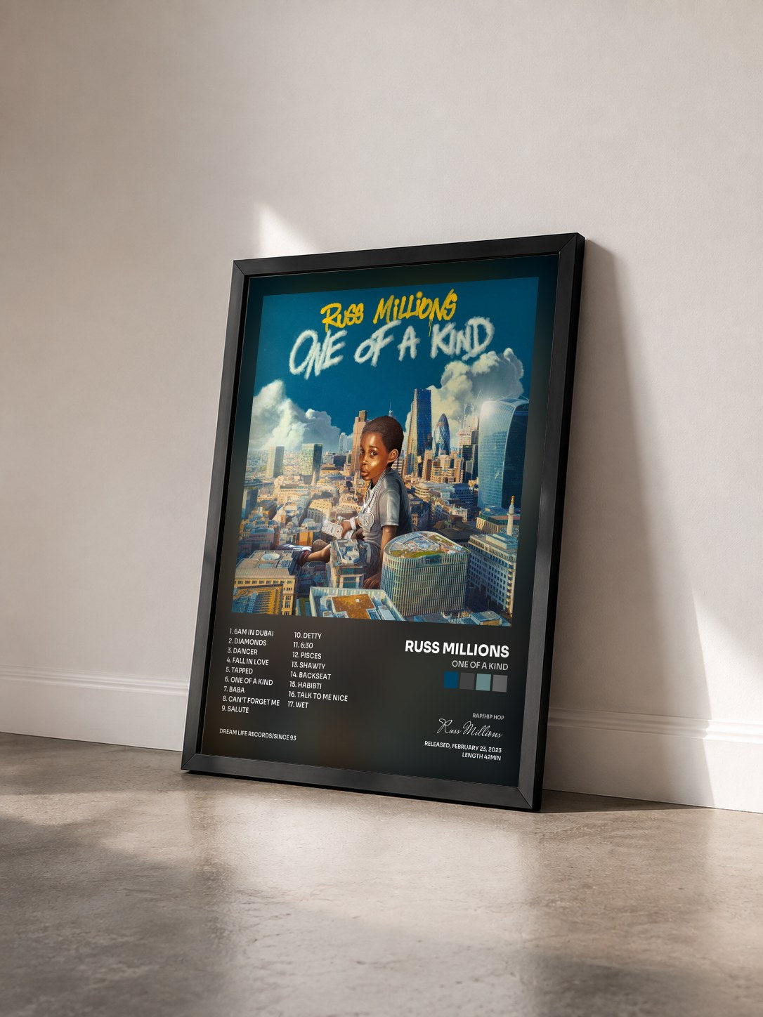 #noir Tableau de l'album One Of A Kind de Russ Millions vu de trois quarts, cadre noir