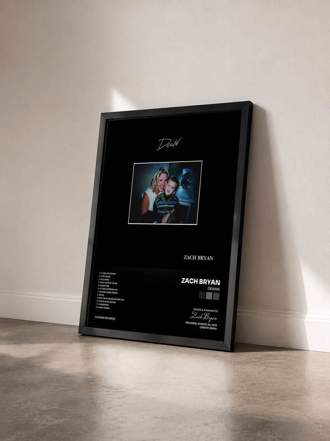 #noir Tableau de l'album DeAnn de Zach Bryan vu de trois quarts, cadre noir