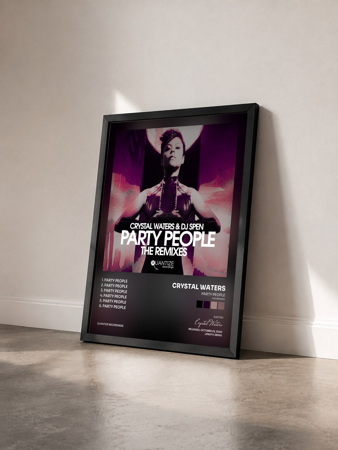 #noir Tableau de l'album Party People (The Remixes) de Crystal Waters vu de trois quarts, cadre noir