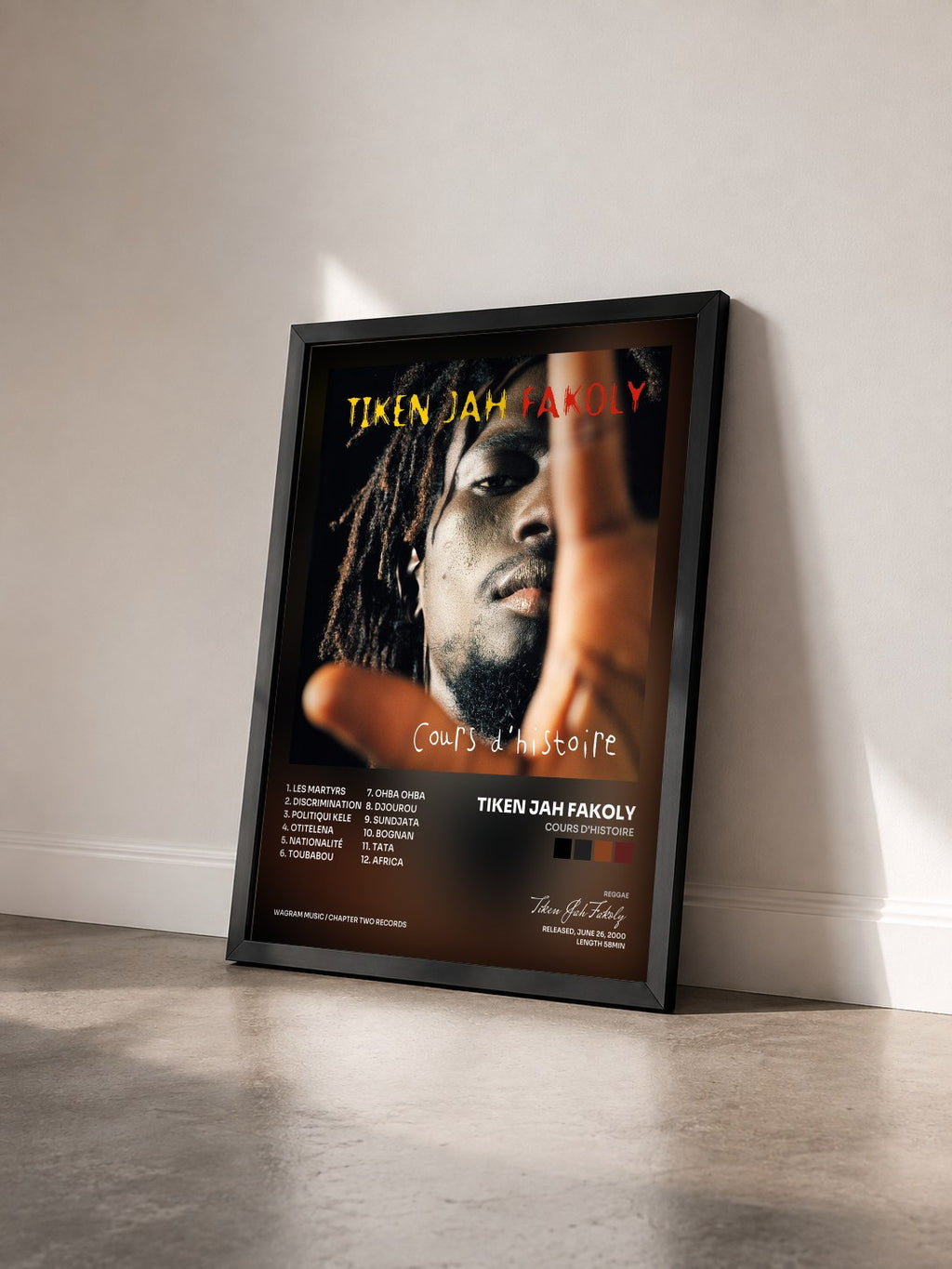 #noir Tableau de l'album Cours d'Histoire de Tiken Jah Fakoly vu de trois quarts, cadre noir