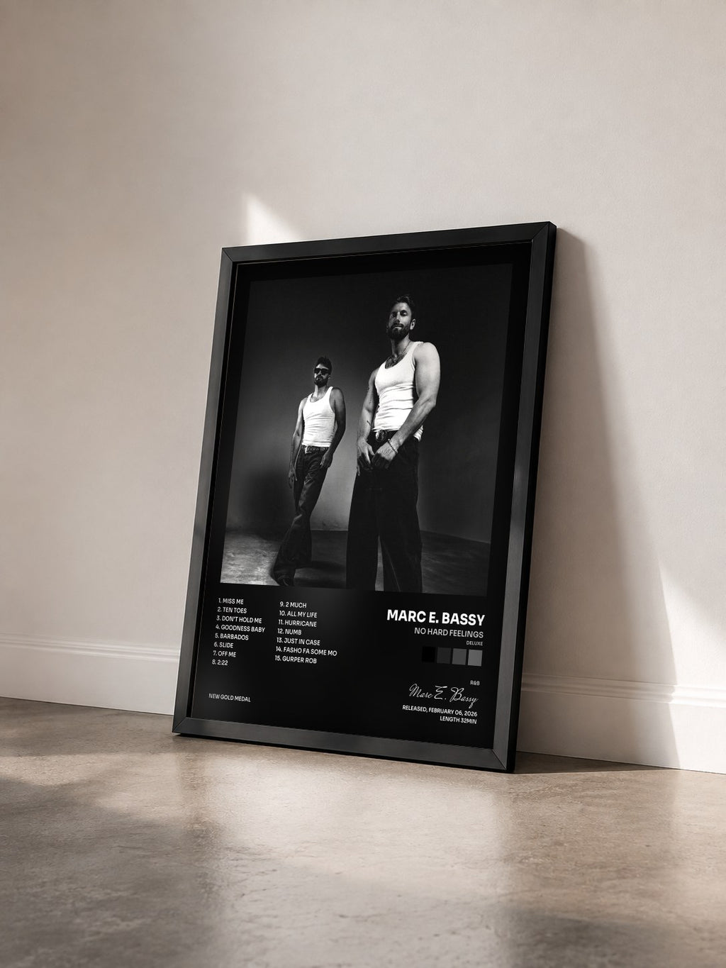#noir Tableau de l'album NO HArD FEELINGS (Deluxe) de Marc E. Bassy vu de trois quarts, cadre noir