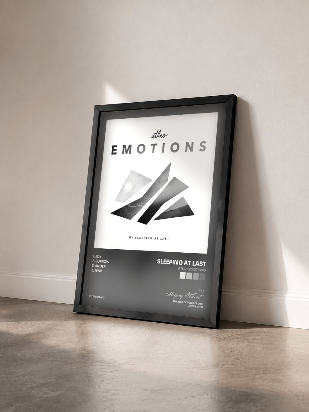 #noir Tableau de l'album Atlas: Emotions de Sleeping At Last vu de trois quarts, cadre noir