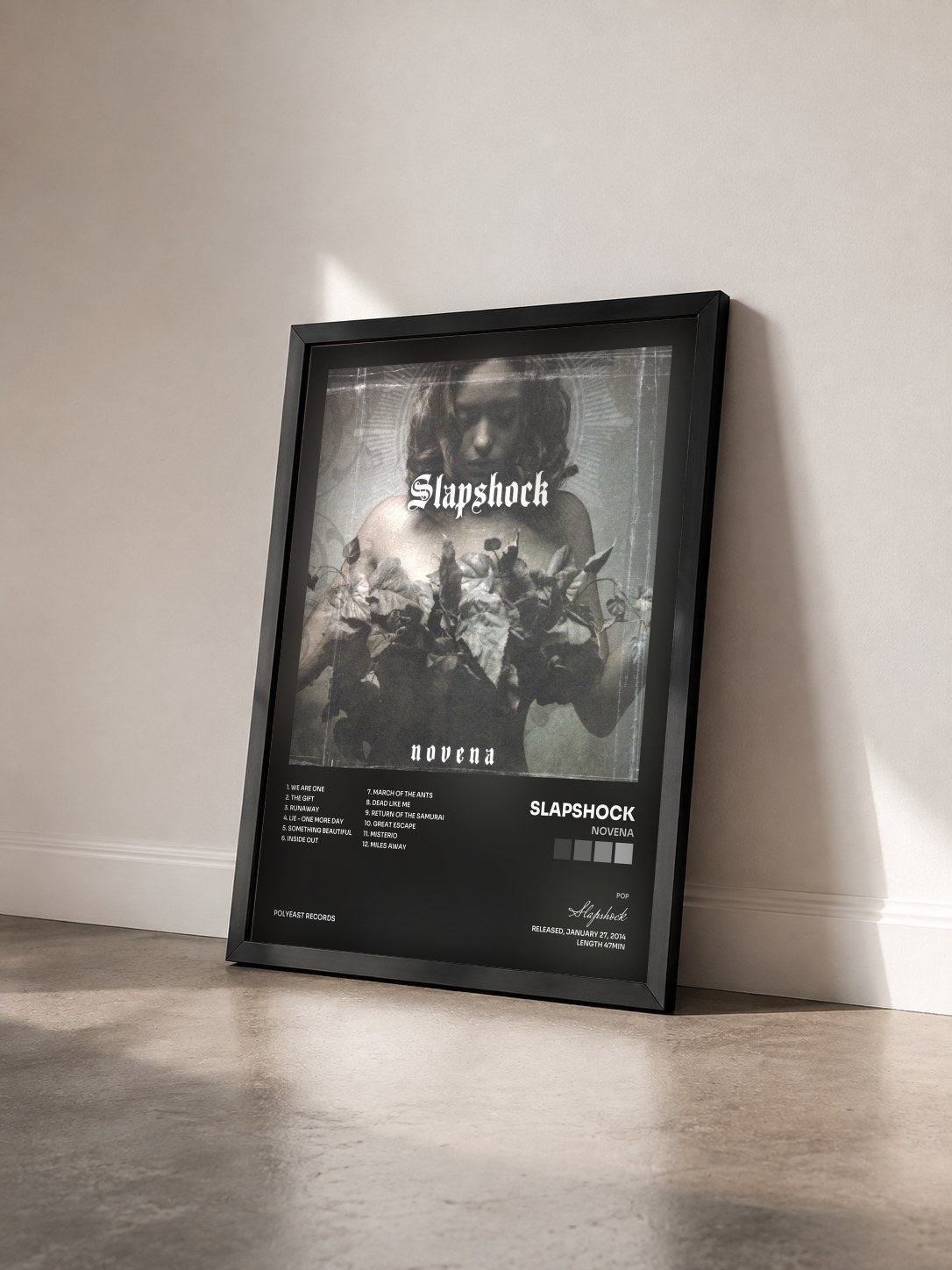 #noir Tableau de l'album Novena de Slapshock vu de trois quarts, cadre noir
