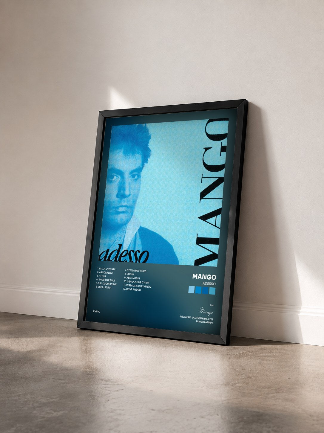 #noir Tableau de l'album Adesso de Mango vu de trois quarts, cadre noir