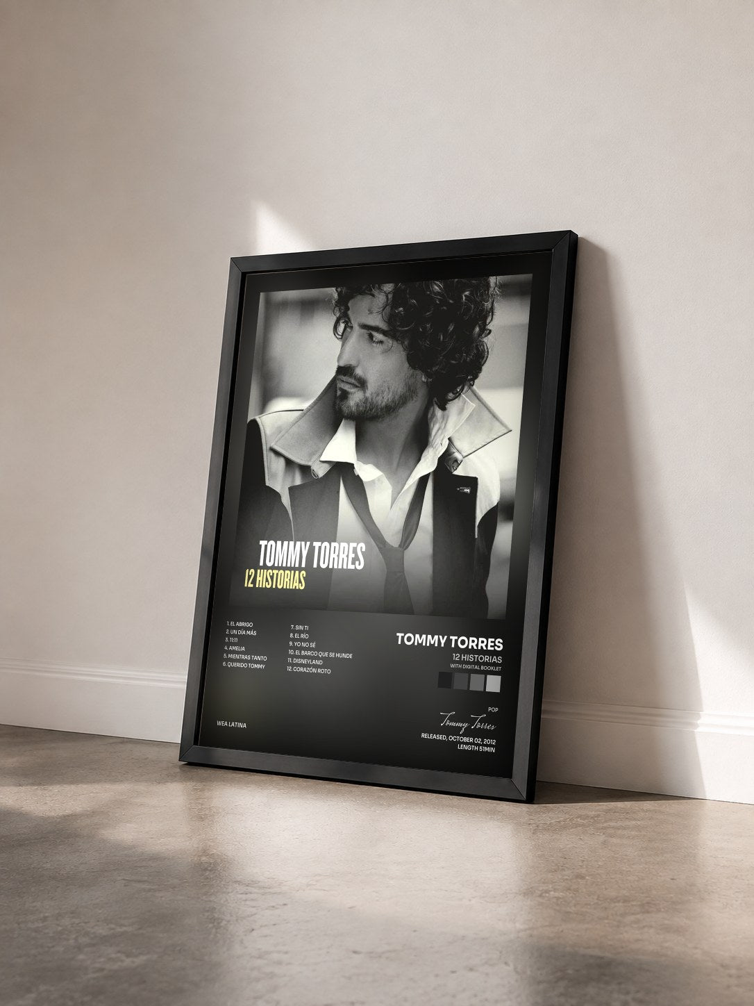 #noir Tableau de l'album 12 Historias (With Digital Booklet) de Tommy Torres vu de trois quarts, cadre noir