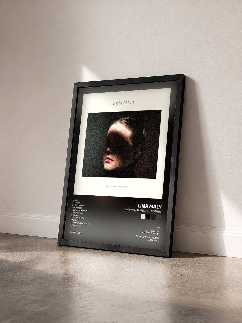 #noir Tableau de l'album Könnten Augen alles sehen de Lina Maly vu de trois quarts, cadre noir