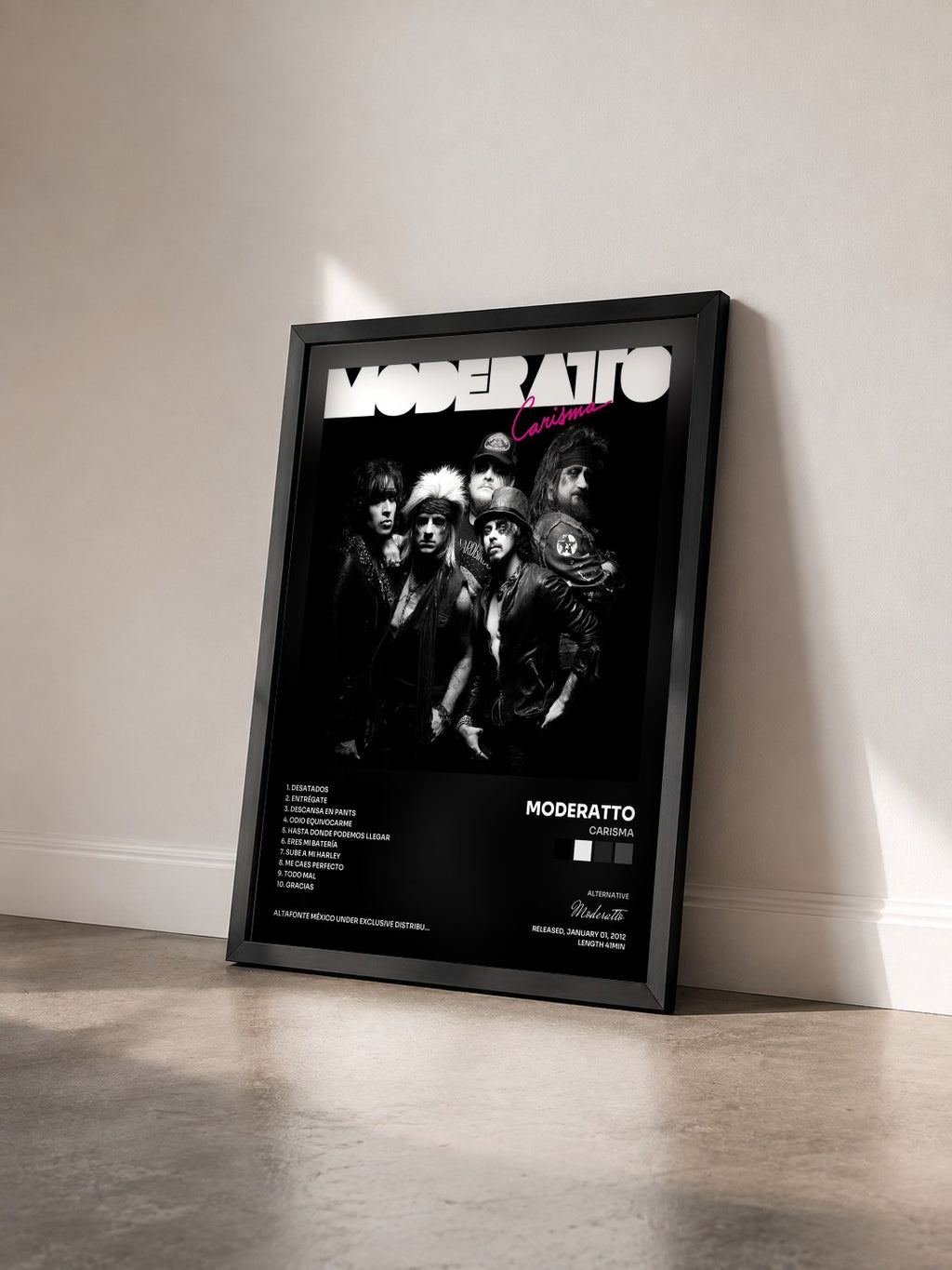 #noir Tableau de l'album Carisma de Moderatto vu de trois quarts, cadre noir