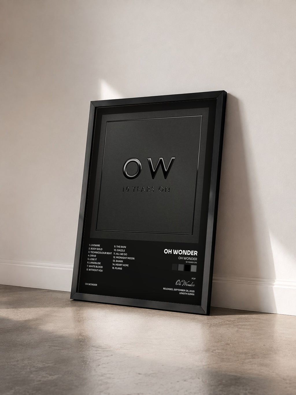 #noir Tableau de l'album Oh Wonder (10 Years On) de Oh Wonder vu de trois quarts, cadre noir