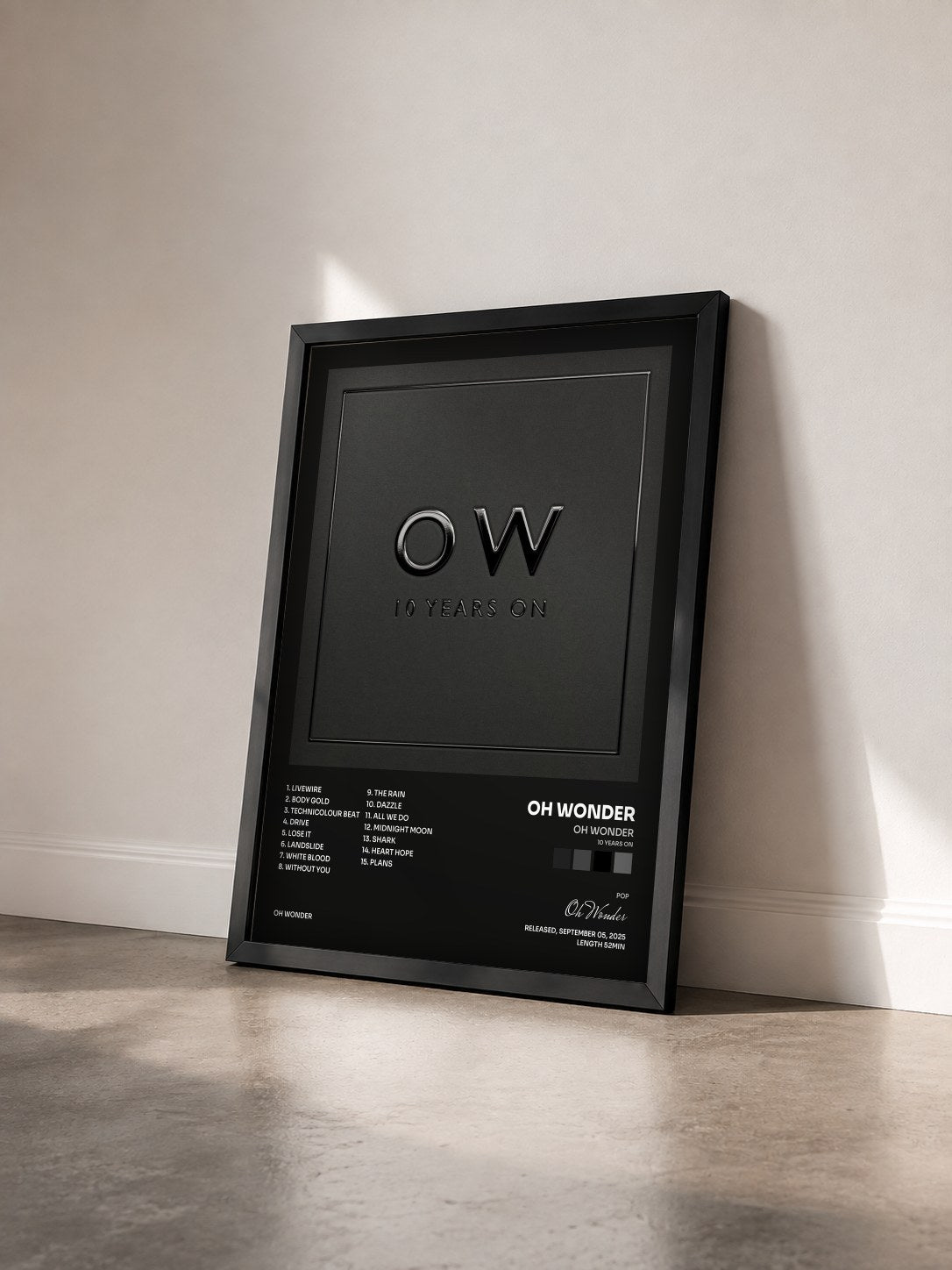#noir Tableau de l'album Oh Wonder (10 Years On) de Oh Wonder vu de trois quarts, cadre noir