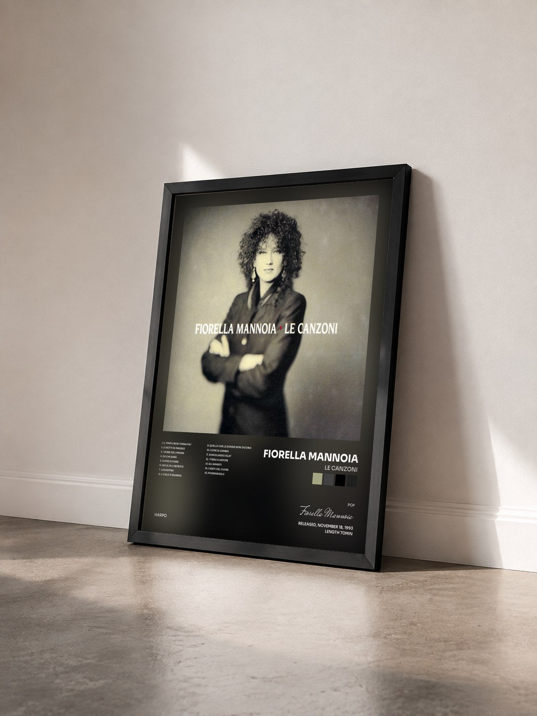 #noir Tableau de l'album Le Canzoni de Fiorella Mannoia vu de trois quarts, cadre noir