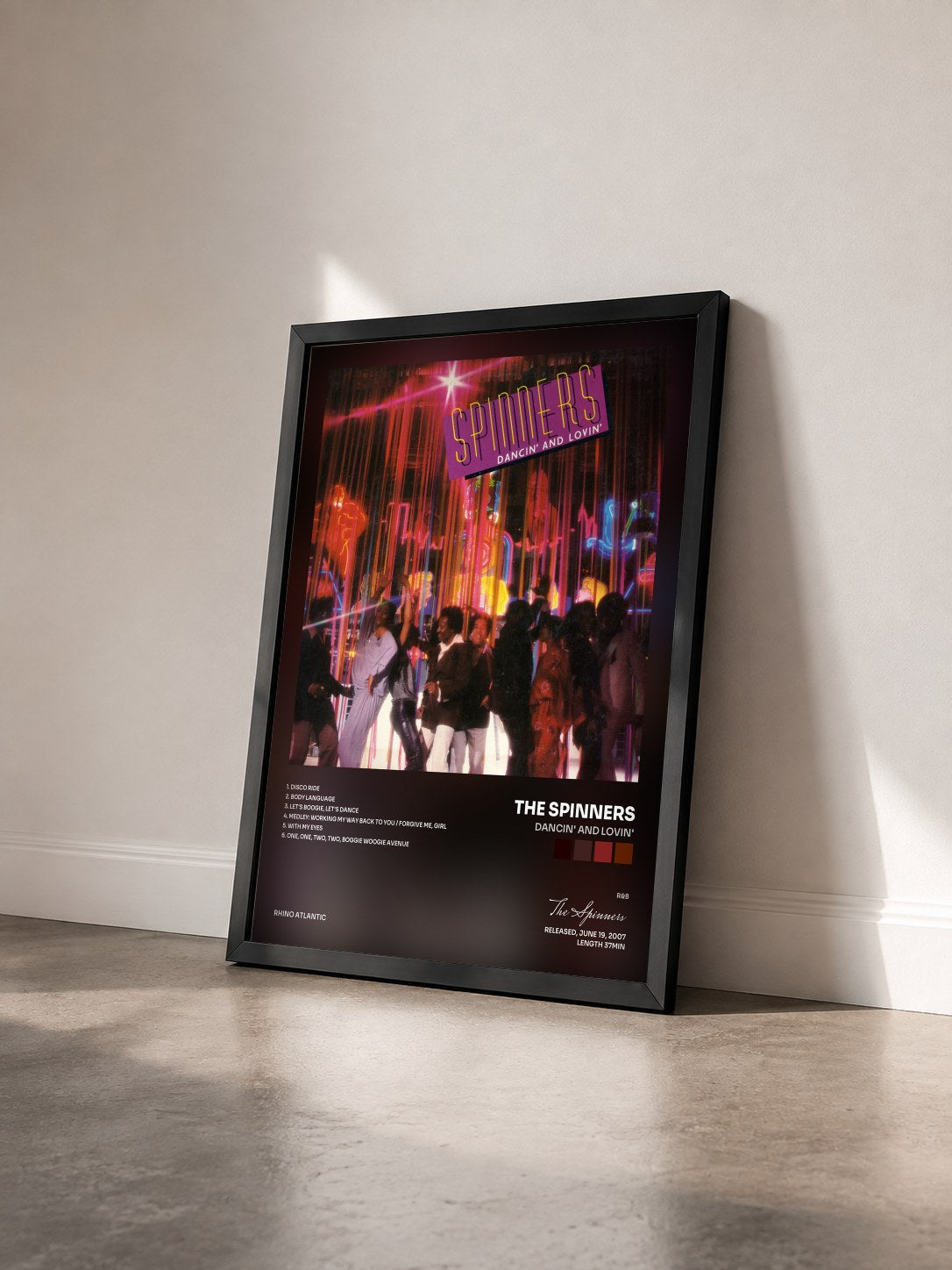 #noir Tableau de l'album Dancin' and Lovin' de The Spinners vu de trois quarts, cadre noir