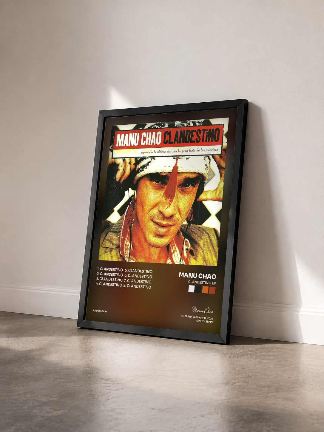 #noir Tableau de l'album Clandestino EP de Manu Chao vu de trois quarts, cadre noir