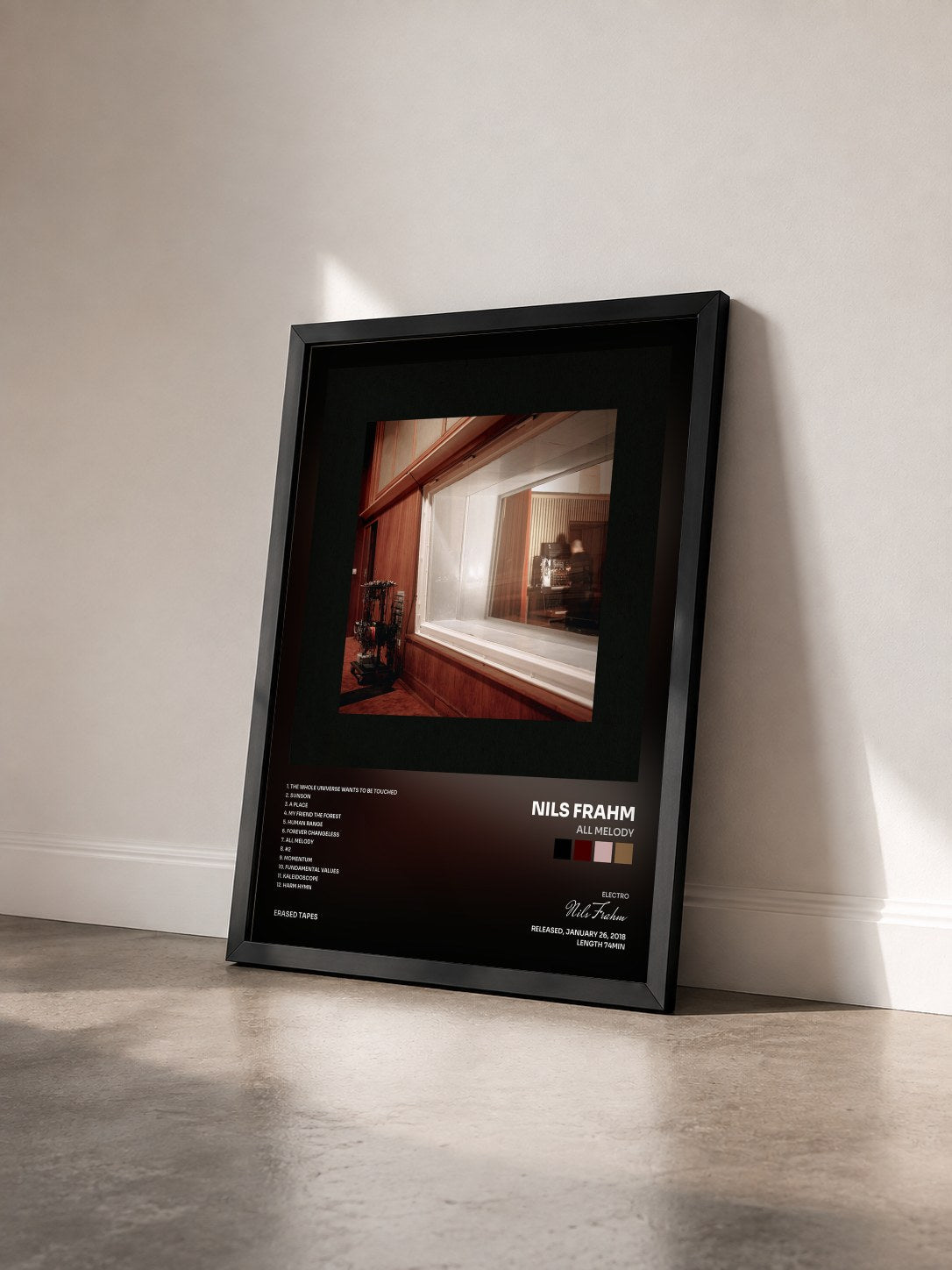 #noir Tableau de l'album All Melody de Nils Frahm vu de trois quarts, cadre noir