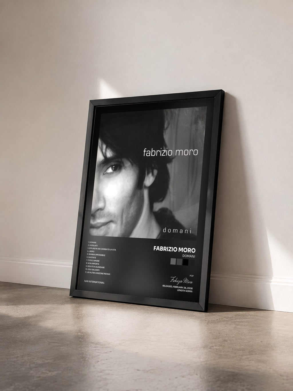 #noir Tableau de l'album Domani de Fabrizio Moro vu de trois quarts, cadre noir