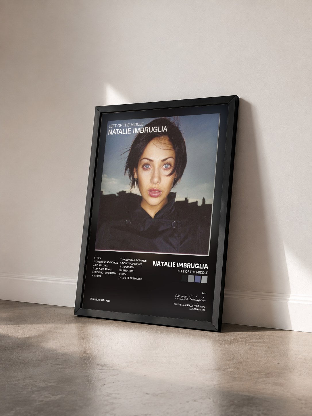 #noir Tableau de l'album Left Of The Middle de Natalie Imbruglia vu de trois quarts, cadre noir
