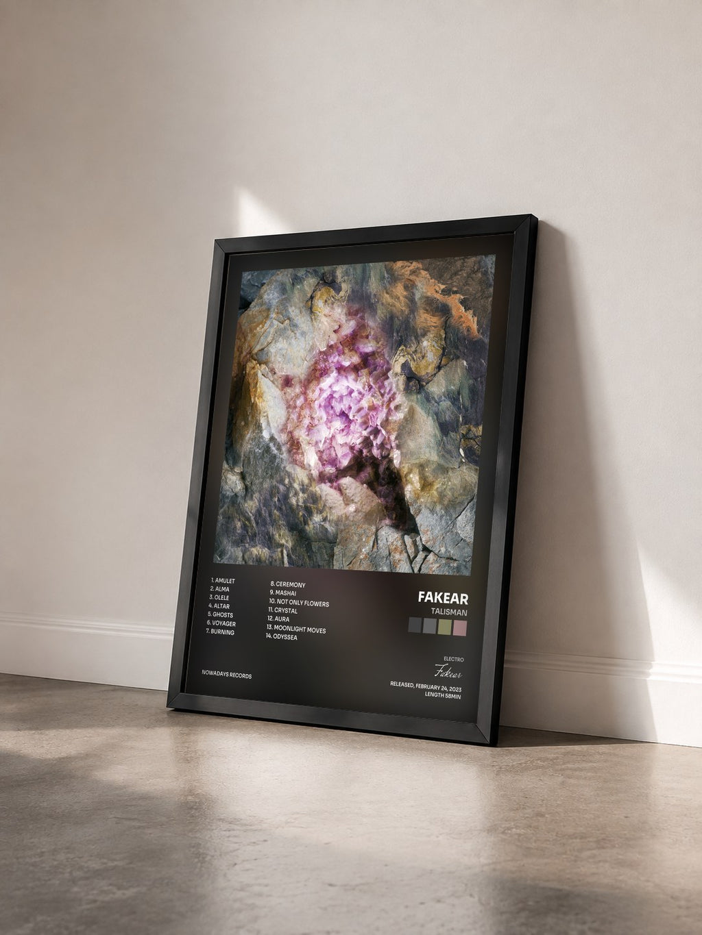 #noir Tableau de l'album Talisman de Fakear vu de trois quarts, cadre noir