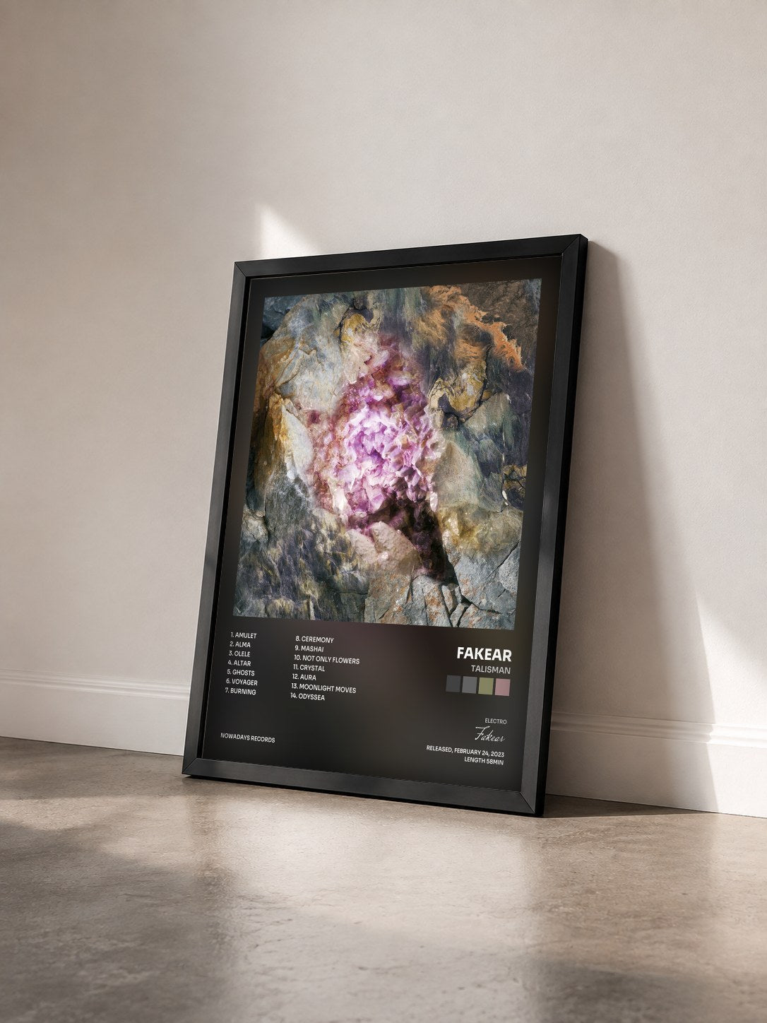 #noir Tableau de l'album Talisman de Fakear vu de trois quarts, cadre noir