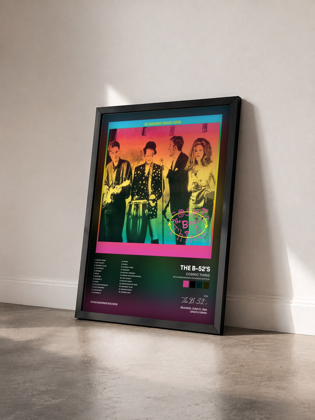 #noir Tableau de l'album Cosmic Thing (30th Anniversary Expanded Edition) de The B-52's vu de trois quarts, cadre noir