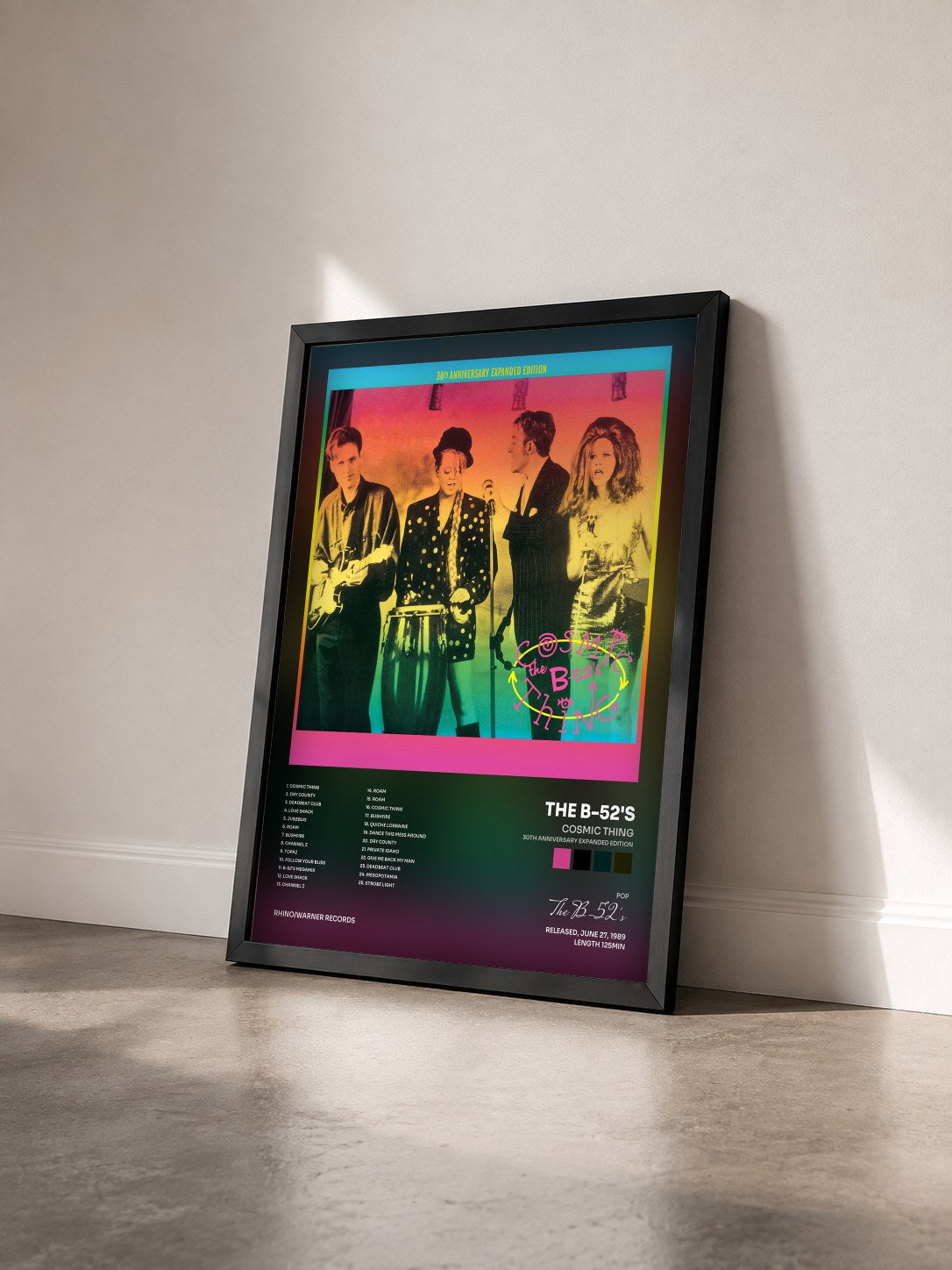 #noir Tableau de l'album Cosmic Thing (30th Anniversary Expanded Edition) de The B-52's vu de trois quarts, cadre noir
