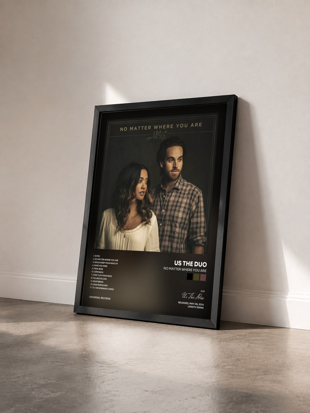 #noir Tableau de l'album No Matter Where You Are de Us The Duo vu de trois quarts, cadre noir