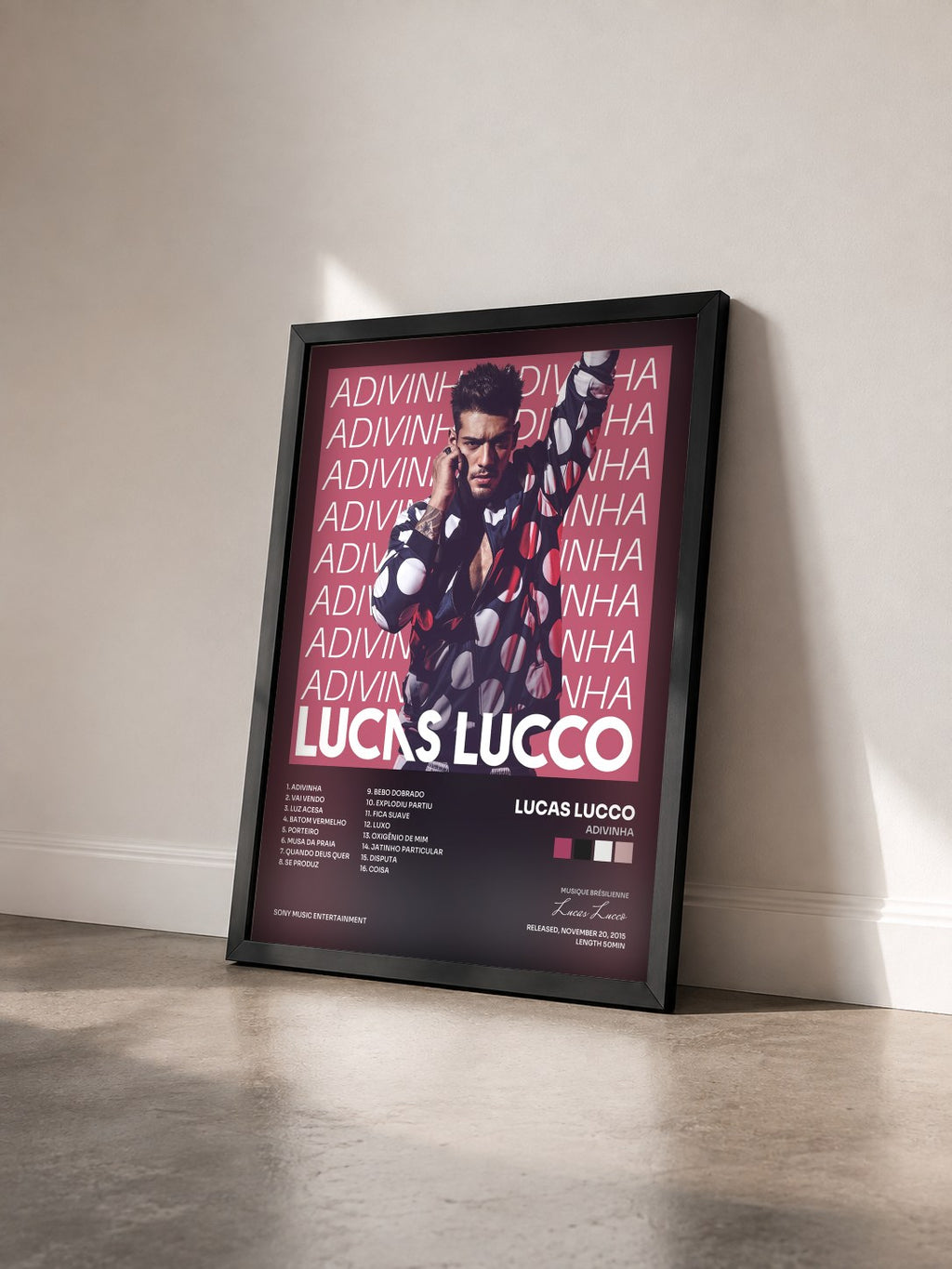 #noir Tableau de l'album Adivinha de Lucas Lucco vu de trois quarts, cadre noir