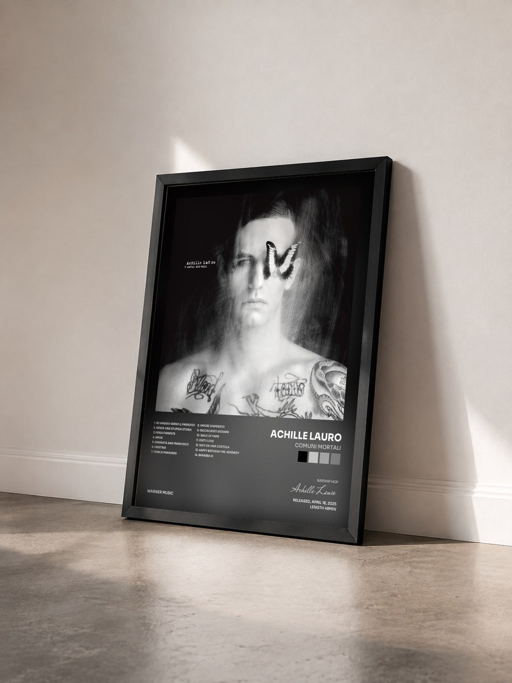 #noir Tableau de l'album Comuni Mortali de Achille Lauro vu de trois quarts, cadre noir