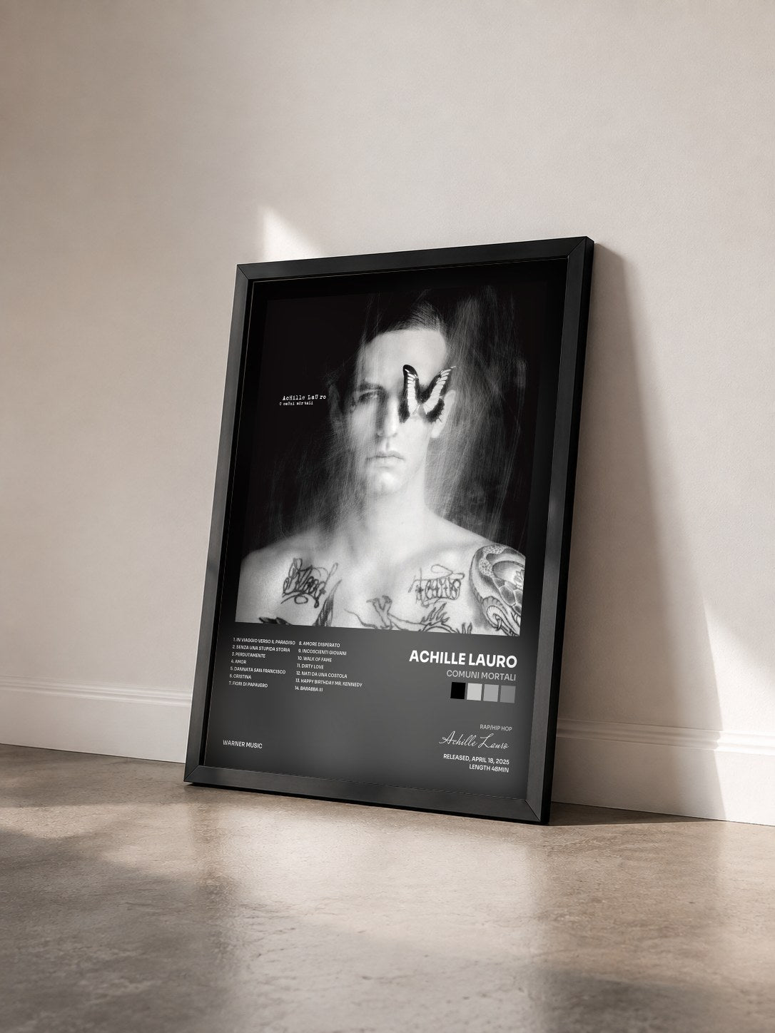 #noir Tableau de l'album Comuni Mortali de Achille Lauro vu de trois quarts, cadre noir
